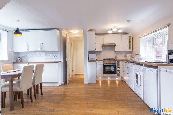 Post Office/Retail with Modern 2 Bedroom Flat Photo 5