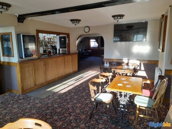 GLOUCESTERSHIRE - TRADITIONAL COMMUNITY PUBLIC HOUSE IN BUSY FOREST OF DEAN TOWN Photo 5