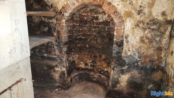 WILTSHIRE - WINE BAR ON HIGHWORTH MAIN STREET Photo 5