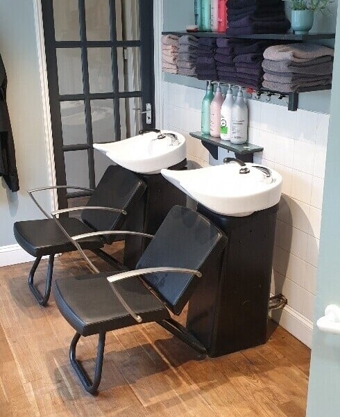 HAIR SALON &BARBERS SHOP TRADING 45 YEARS in centre of historic Oxfordshire market town of Burford. Photo 5