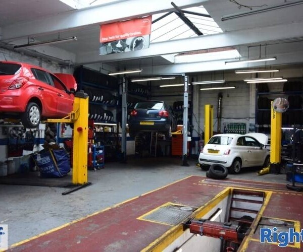 Long Established MOT and Service Centre with Freehold Photo 5
