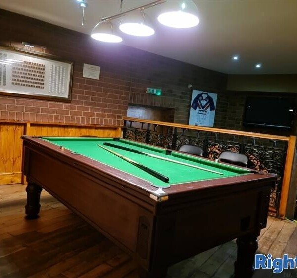 FREEHOLD Detached Bar in a Busy Market Town on the Outskirts of Leeds Photo 5