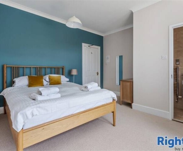 Under Offer: Immaculate Hotel on the North Cornish Coastline For Sale in Perranporth Photo 5
