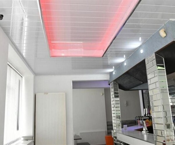Beautifully Renovated Modern Bar with Comfortable Atmosphere & Accomodation Photo 5