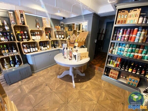 OFF LICENCE/BAR: ALTRINCHAM: Photo 4