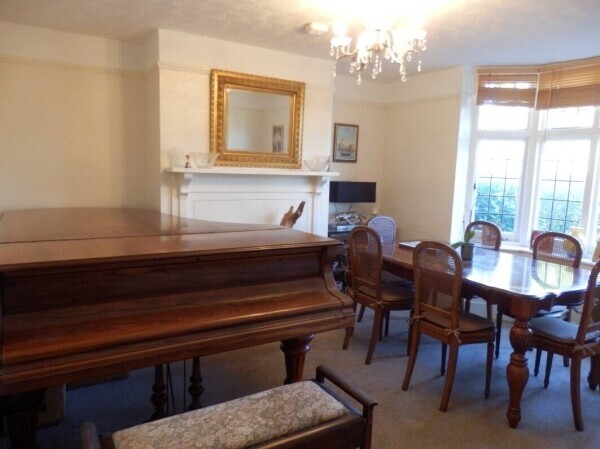 SOUGHT AFTER COUNTRY STORE - SUPERB 3/4 BEDROOM LIVING ACCOMMODATION - NEWBURY AREA, WEST BERKSRD Photo 5