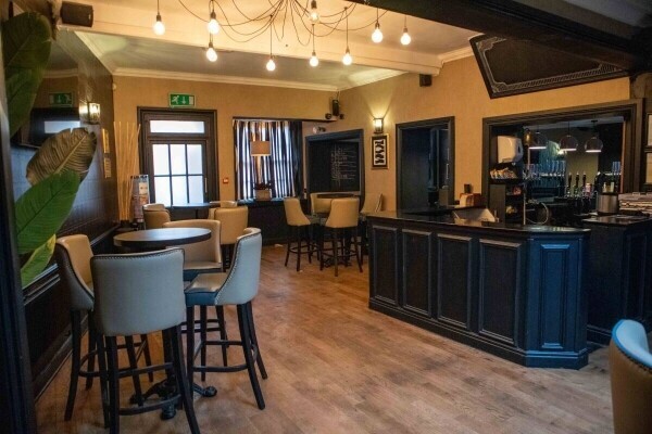 SURREY - PUB IN AFFLUENT HASLEMERE Photo 5