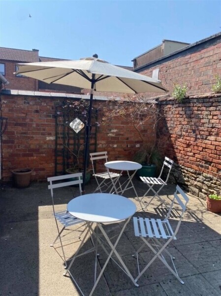 Busy, highly rated and well-established coffee shop / café in the centre of Sleaford. Photo 5