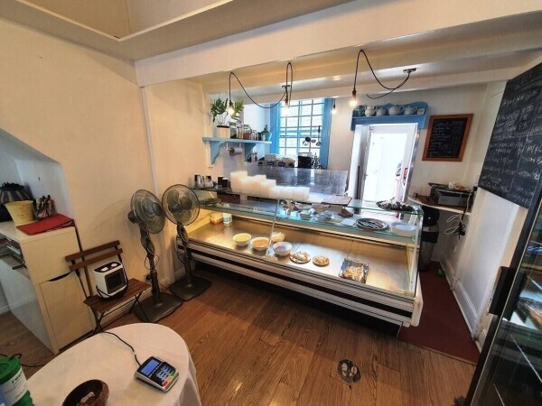 CAFÉ / COFFEE SHOP WITH A3 & ALCOHOL LICENCE TILL 2300 Photo 5