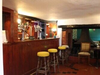 BEDFORDSHIRE - TWO BEDROOM CHARACTER PUB WITH LARGE TRADE GARDEN Photo 5