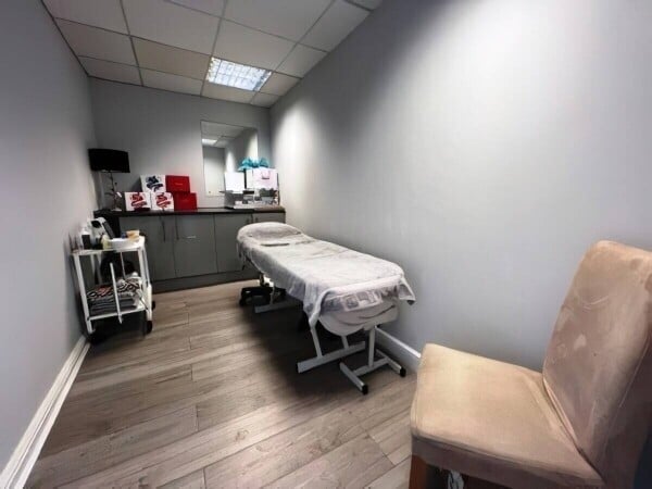 Superb, CLARINS GOLD Beauty Salon in Bingham, Nottinghamshire. Retirement Sale. Photo 4