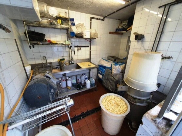 FISH & CHIP SHOP WITHIN BUSY RESIDENTIAL PARADE Photo 5
