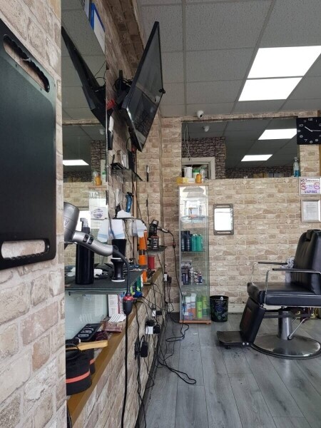 Busy Barber shop for sale Photo 5