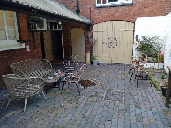 STAFFORDSHIRE – ARTISIAN GIN AND BEER BAR Photo 5