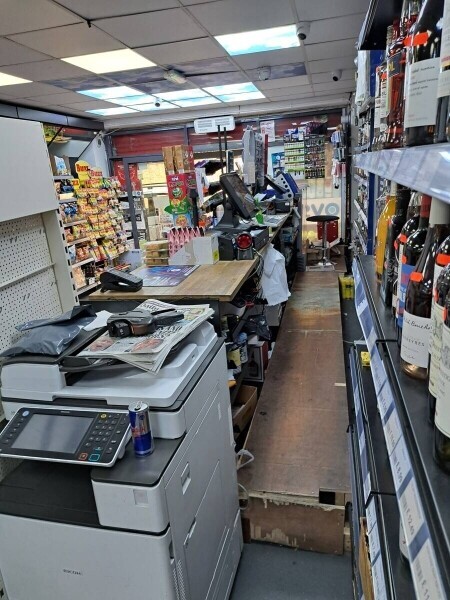 Off licence London big shop tobacco wines spirit Goldmine Photo 5