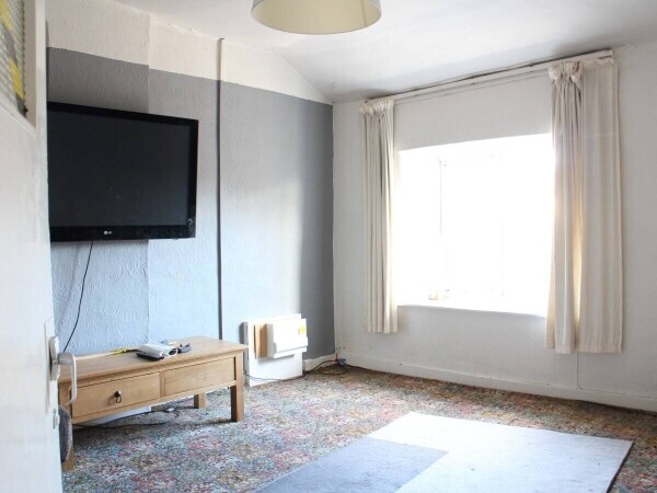 NORTHAMPTONSHIRE - WET LED 4 BEDROOM PUBLIC HOUSE LOCATED IN A RESIDENTIAL AREA Photo 5