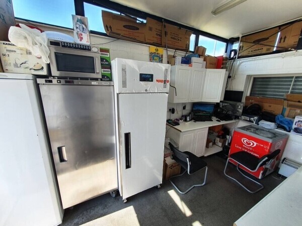 TAKEAWAY CAFÉ WITHIN SOUTH LONDON FOOTBALL GROUND Photo 5