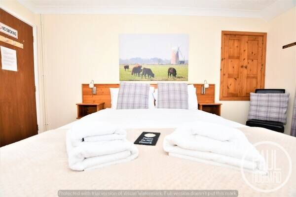 Stunning Bed & Breakfast with 6 bedroom accommodation. Dereham, Norfolk. Photo 5