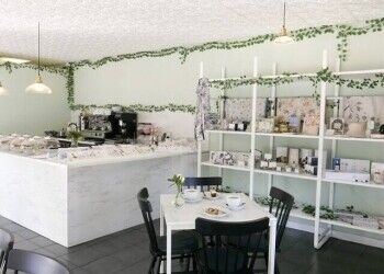 TEMPLECOMBE SOUTH SOMERSET, SMART PATISSERIE/CAFE Photo 5
