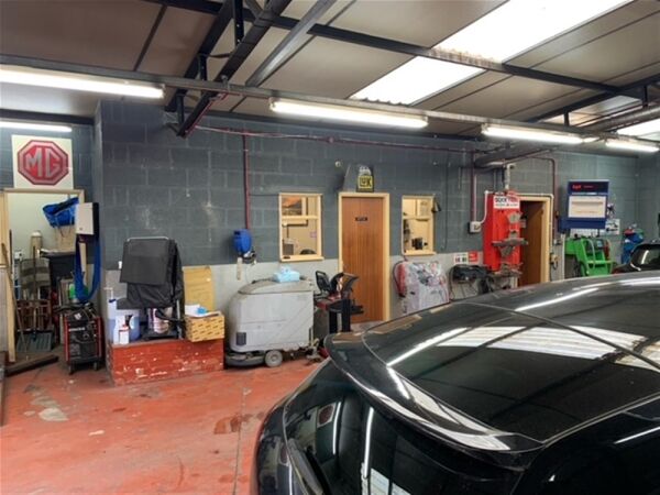 WELL REVIEWED LEASEHOLD MOT GARAGE SERVICES - DERBYSHIRE Photo 5