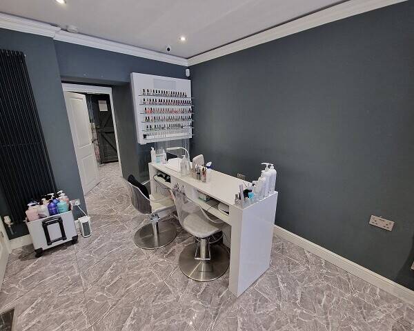 HAIR & BEAUTY SALON + 2-BED FLAT - BILLERICAY Photo 5