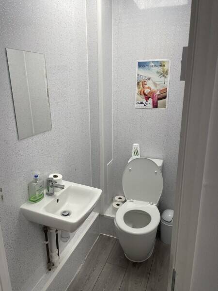 Established sunbed shop - modern with beauty rooms Photo 6