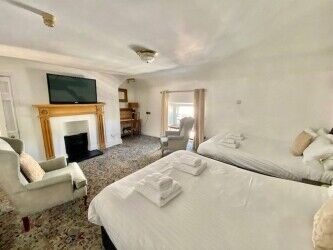 TWO RETAIL UNITS WITH EIGHT GUEST BEDROOMS FOR SALE, LLANGOLLEN, NORTH WALES. Photo 5