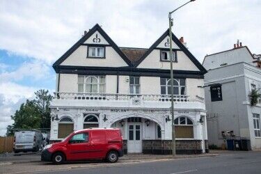 LONDON - SUBSTANTIAL CLOSED PUB BY STATION SUITABLE FOR A VARIETY OF USES Photo 5