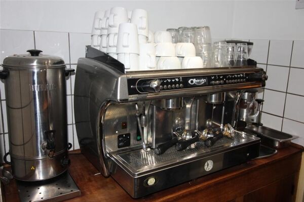 LICENCED LEASEHOLD CAFÉ WITH 3 BEDROOM FLAT Photo 5