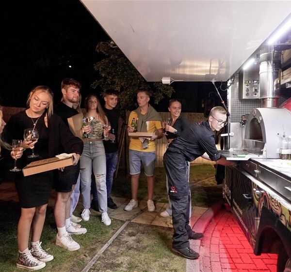 WORLDS FIRST PIZZA TAKEAWAY THAT COOKS PIZZA AT THE DOOR Photo 5