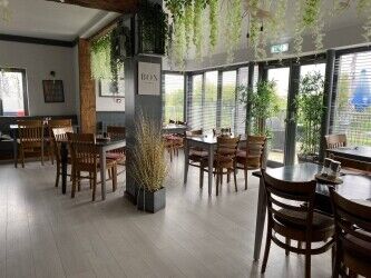 WILTSHIRE- CANAL & MARINA SIDE PUBLIC HOUSE Photo 5