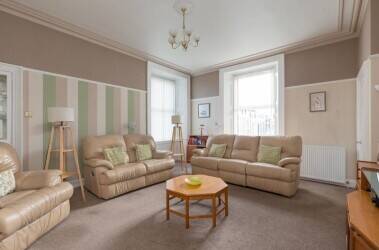 Well presented B&B/family home located within affluent seaside town close to all amenities. Photo 5