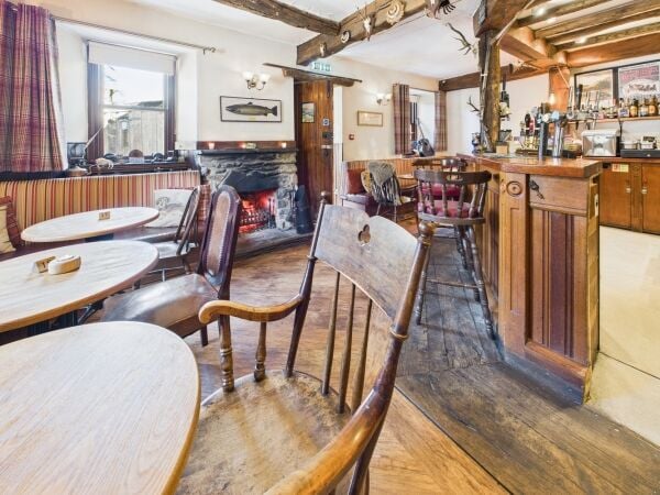 Traditional Village Inn in Stunning Loch Location Traditional Village Inn in Stunning Loch Location