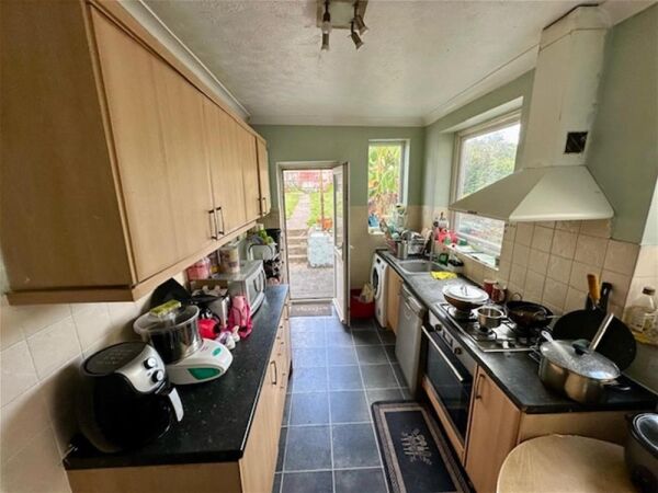 FREEHOLD CONVENIENCE STORES/LOTTERY & OFF LIC3 BED ACCOMMODATION - LAWNED REAR GARDEN Photo 4