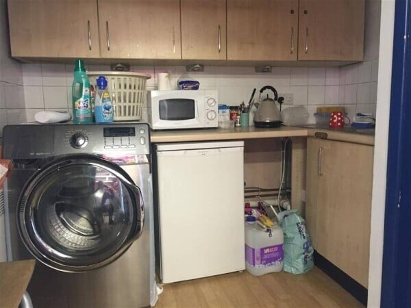 DOMESTIC & COMMERCIAL IRONING & LAUNDRY SERVICES FOR SALE IN AFFLUENT BUCKINGHAMSHIRE VILLAGE Photo 6