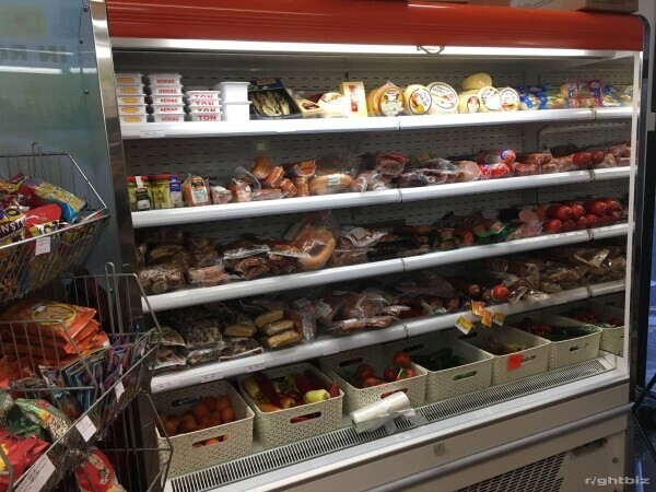 Eastern European shop for sale in Little Thrurock with a spacious garage, garden and basement Photo 6