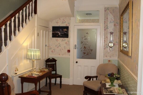 INVESTMENT OPPORTUNITY FORMER GUEST HOUSE EXCELLENT VALUE DOMESTIC OR COMMERCIAL Photo 6