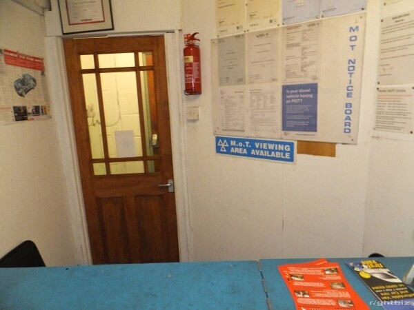WELL ESTABLISHED MOT TESTING GARAGE NEAR TO HORLEY TOWN CENTRE, HORLEY TRAIN STATION AND GATWICK Photo 6