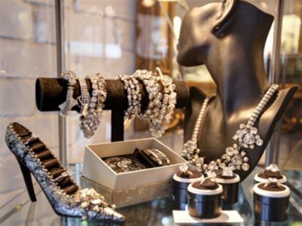 BEAUTIFULLY PRESENTED LADIES BOUTIQUE - CHESHIRE Photo 6