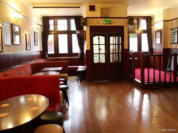 LONDON - POPULAR LIVE MUSIC & SPORTS BAR Photo 6