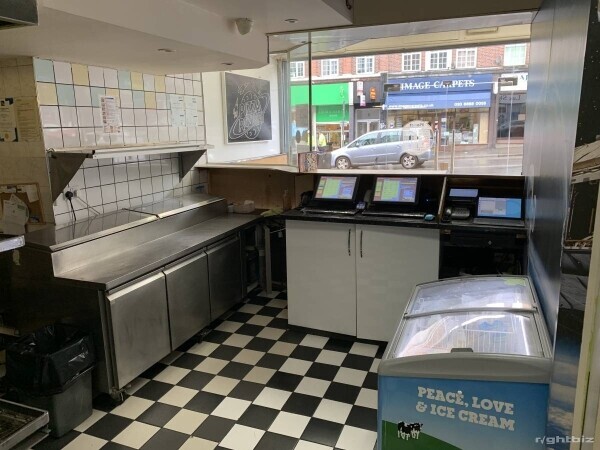 We have a very good location pizza takeaway with a two oven and also it has another kitchen Photo 6