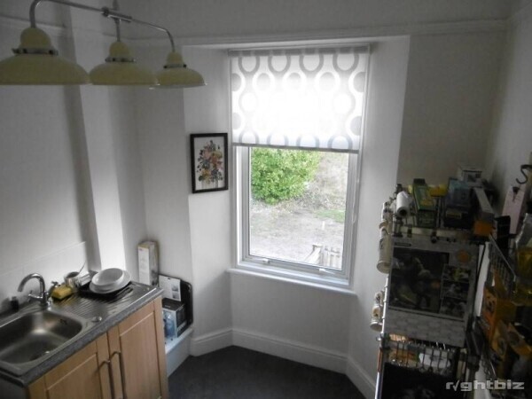 Retail Business with accommodation to let Photo 6