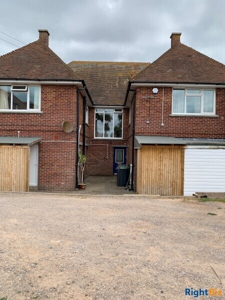 Freehold for sales - Licenced Restaurant, adjoining shop and two 2 bed flats in Hayling Island Photo 6