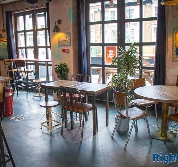 LONDON - PUB BY STATION & UNIVERSITY Photo 6