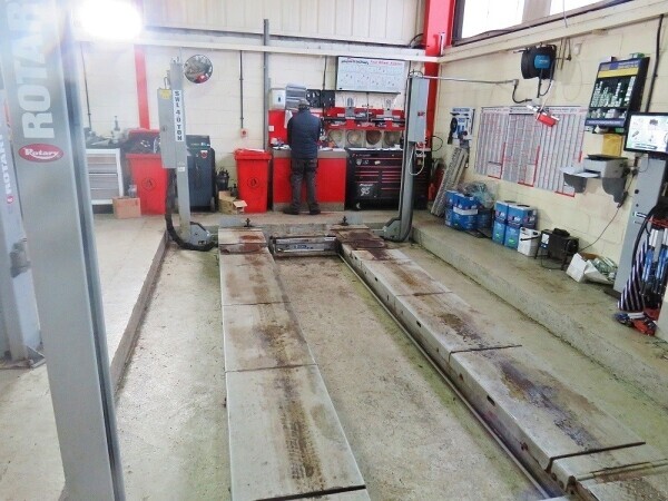 Long Established Car Sales Showroom and MOT Garage Photo 6