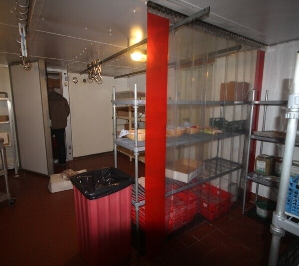 Class 3 Hot Food Takeaway / Cafe in Excellent Canalside Location for Lease Photo 6