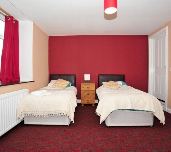 Outstanding 9-Bedroom Village Inn Situated in Angus Photo 6