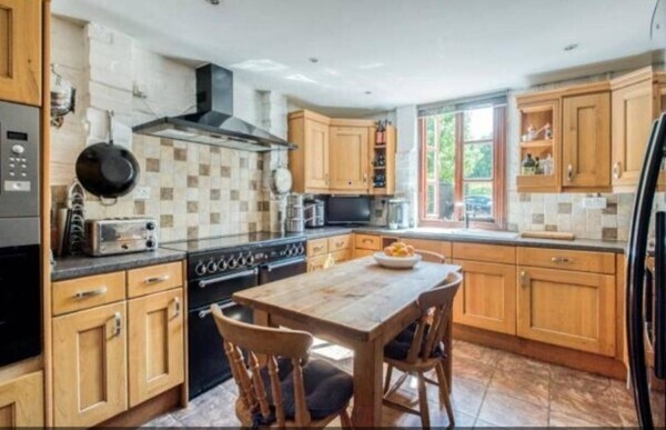 Freehold 7 Bedroom Guest House Located In Henley In Arden Photo 6