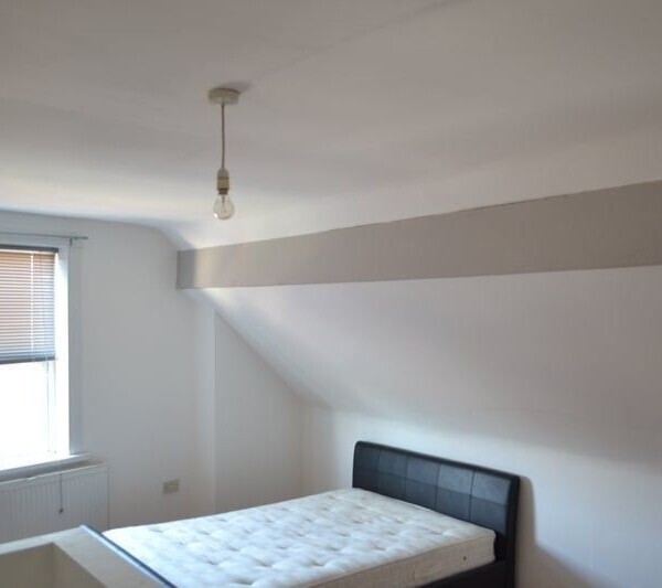 FREEHOLD FOR SALE! Do not miss out on this fantastic opportunity to invest in this well established Photo 6