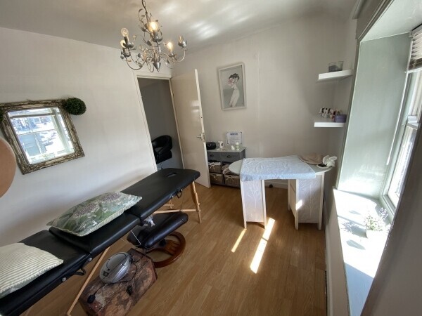 Leasehold hair and beauty salon for sale in the historic town of Amesbury Wiltshire Photo 6